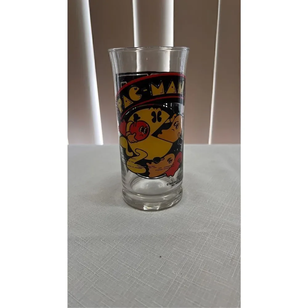 PAC MAN 1982 COLLECTABLE GLASS VIDEO GAME